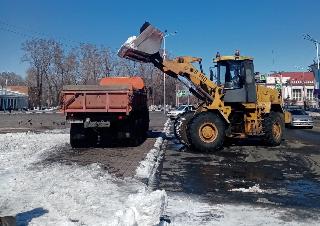 В Белогорске продолжают убирать последствия снегопада