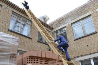 В Белогорске над двумя школами появятся новые крыши