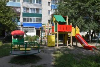 В Белогорске близится к завершению установка детских игровых комплексов 