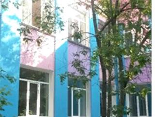 В Белогорске завершается ремонт фасада здания начальной школы №200 