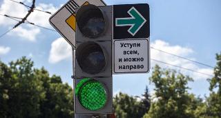 На перекрестках Белогорска установили дополнительные знаки «Уступи всем, и можно направо»