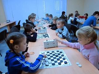 Детсадовцы и школьники Белогорска соревновались в русских шашках