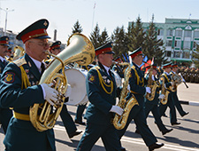 Барабанщицы школ Белогорска и военный оркестр показали на площади им. 30-летия Победы 9 Мая дефиле 