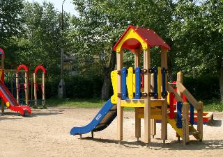Еще 28 дворовых территорий Белогорска оснастили детскими игровыми комплексами