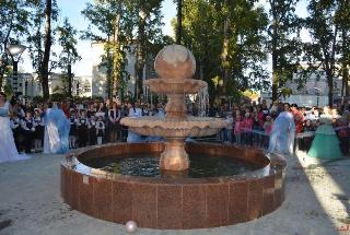 В Белогорске аномально теплая осень продлила работу фонтанов 