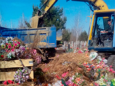 После поминальных дней с кладбищ Белогорска вывозят мусор