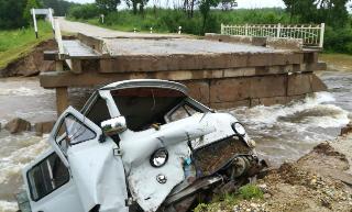 Сильные ливни размыли дороги и затопили дома в Мазановском районе