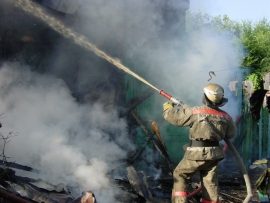 В Белогорске горел двухквартирный жилой дом