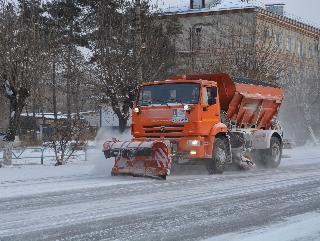  В Белогорске продолжается уборка снега