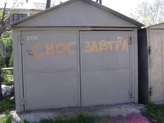 Житель Белогорска незаконно установил гараж прямо над тепловыми сетями