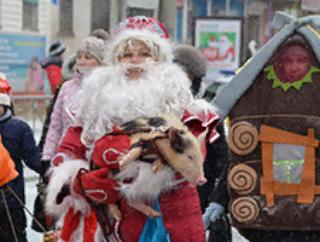 Более сотни Дедов Морозов, Снегурочек и сказочных персонажей пришли на открытие "Снежного города" Белогорска