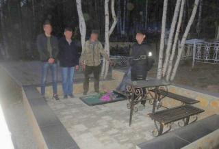 Осквернителя десятков могил на кладбище Тынды поместили в СИЗО