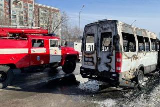 Пассажирский микроавтобус сгорел в Благовещенске 