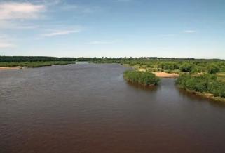 Сотрудники полиции патрулируют берег реки Томь в Белогорске