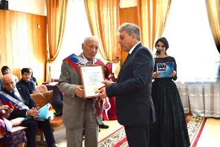  Пять белогорцев получили звание «Почетный гражданин»