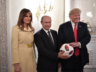 В Сети высмеяли реакцию Меланьи Трамп на рукопожатие Путина