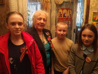 Школьники поздравляют ветеранов Великой Отечественной войны Белогорска