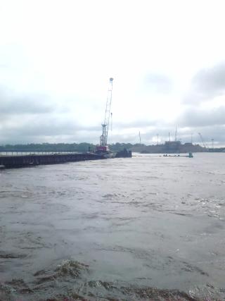 Поводок смыл многотонный кран на стройплощадке моста через Амур